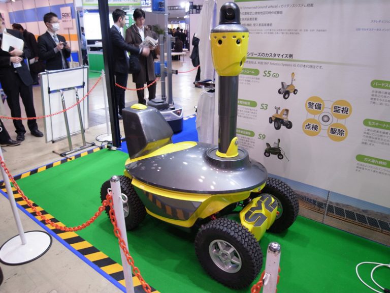 Автономный робот SMP Robotics в выставочной экспозиции в Японии