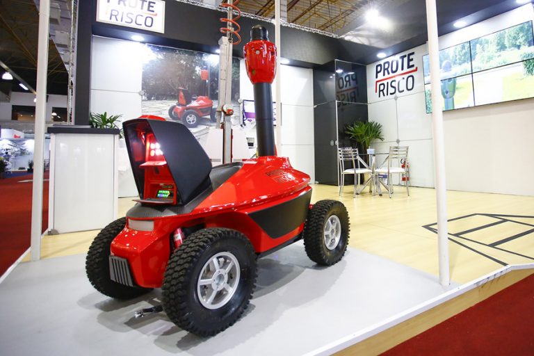 Охранный робот SMP Robotics на выставочном стенде в Бразилии