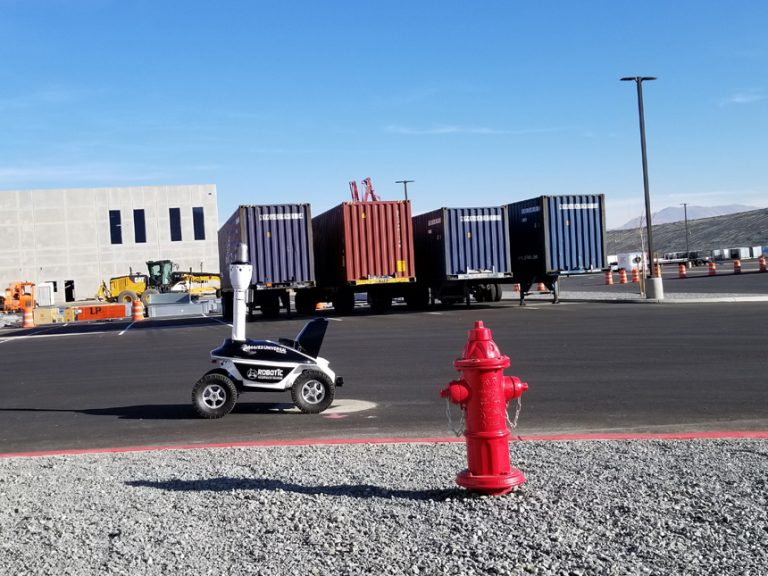 Охранный робот SMP Robotics на открытой территории в США