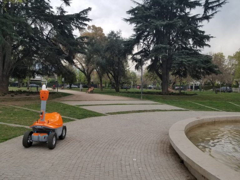 Охранный робот SMP Robotics на дорожке городского парка в Чили