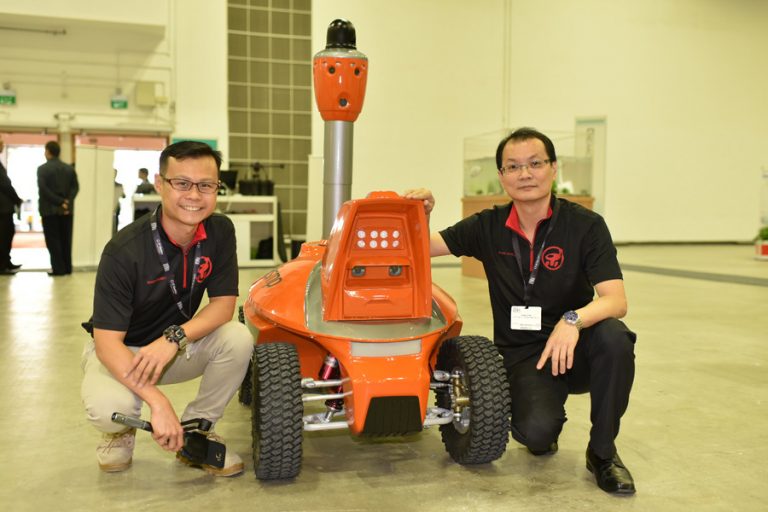 Робот SMP Robotics с участниками выставки в Сингапуре
