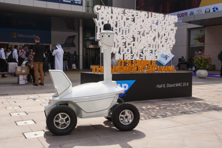 Мобильный робот SMP Robotics на открытой площадке в ОАЭ